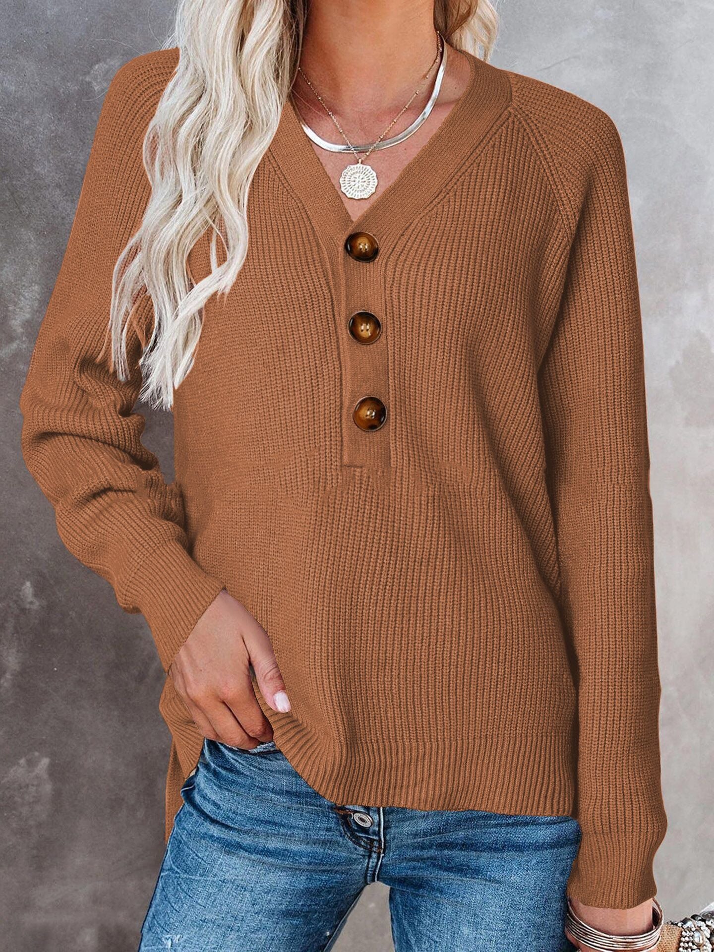 Knitted Charm – Le Pull Col V Boutonné