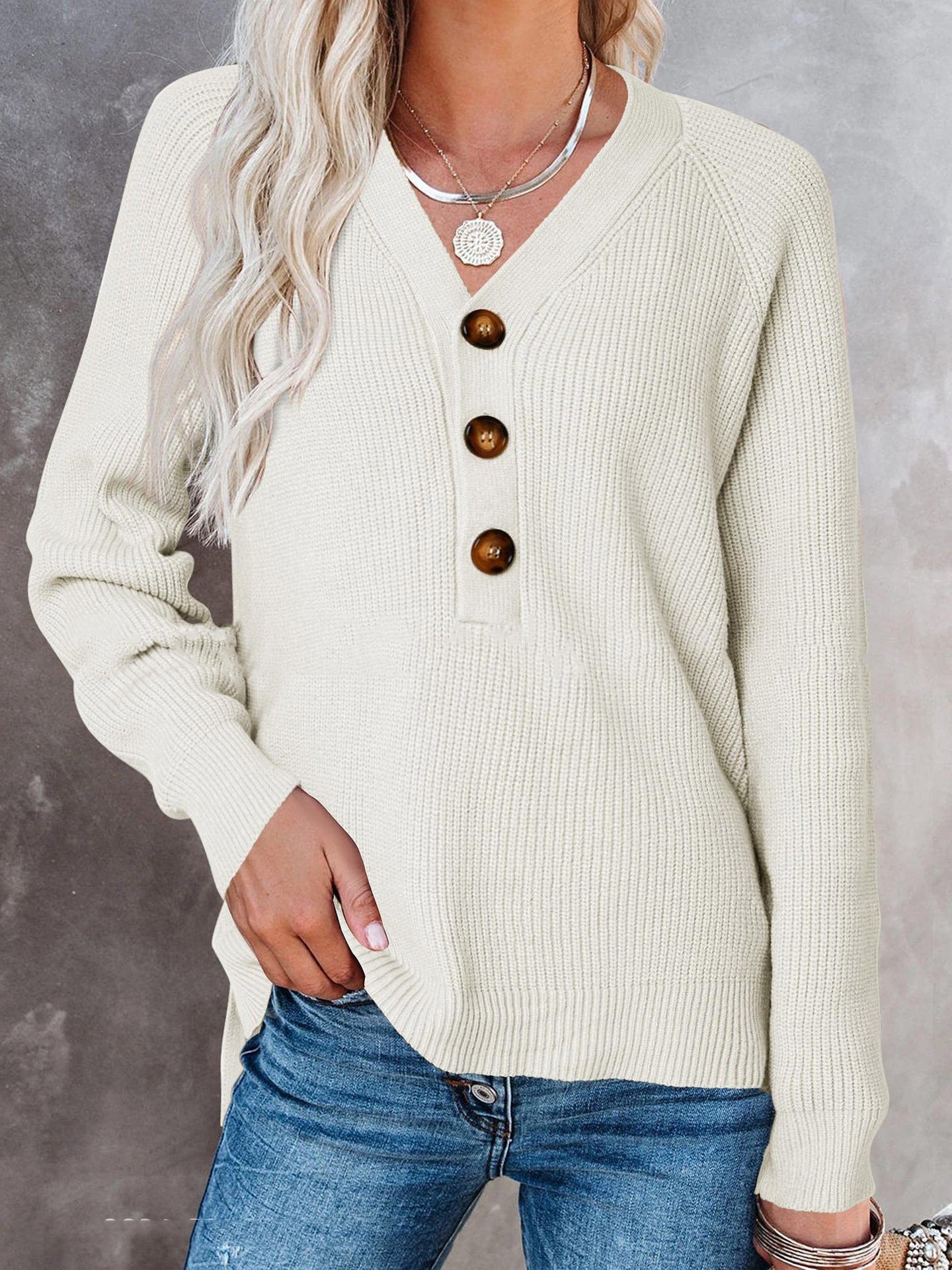Knitted Charm – Le Pull Col V Boutonné