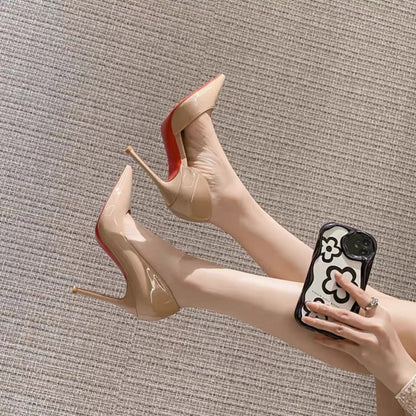 Fondo rojo: icónicos zapatos de tacón de aguja y suela roja