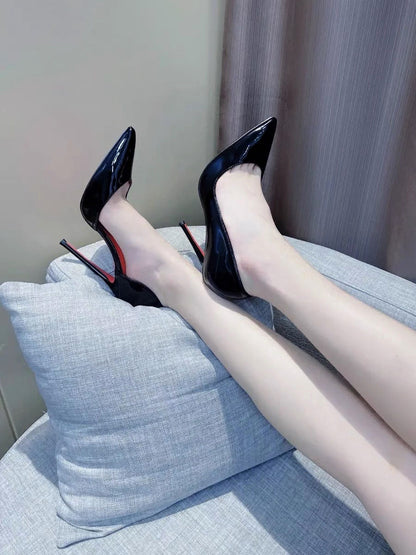 Fondo rojo: icónicos zapatos de tacón de aguja y suela roja