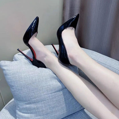 Fondo rojo: icónicos zapatos de tacón de aguja y suela roja