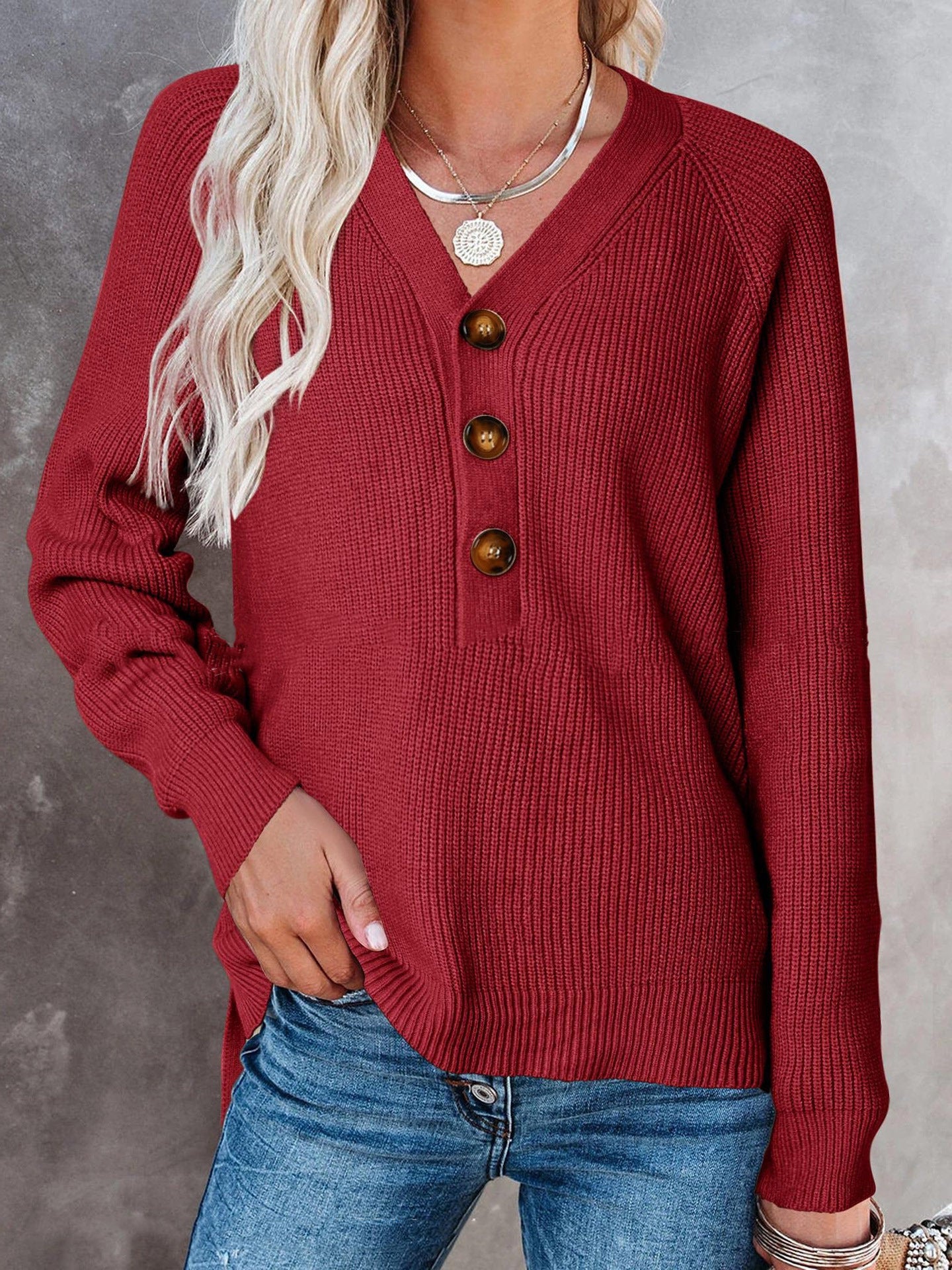 Knitted Charm – Le Pull Col V Boutonné