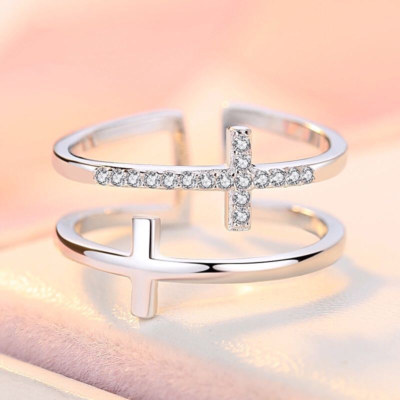 Doble Cruz – Elegancia minimalista con un doble símbolo
